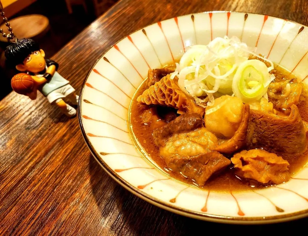 たまか食堂の定番といえばコレ!牛もつ煮込み♡😙