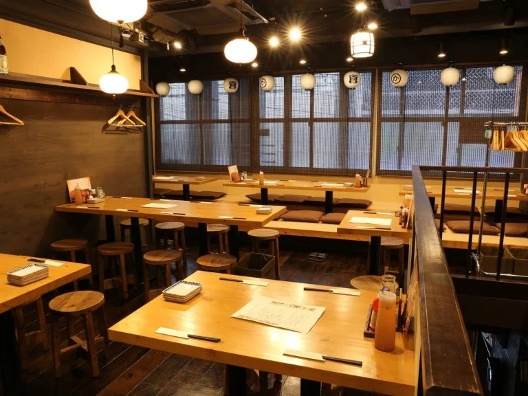 たまか食堂の店内